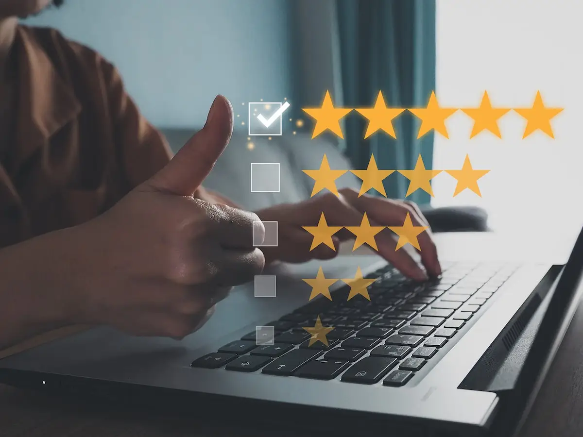 Ilustracja przedstawiająca opinię o produktach zgodnie z dyrektywą Omnibus dotyczącą obowiązku informacyjnego