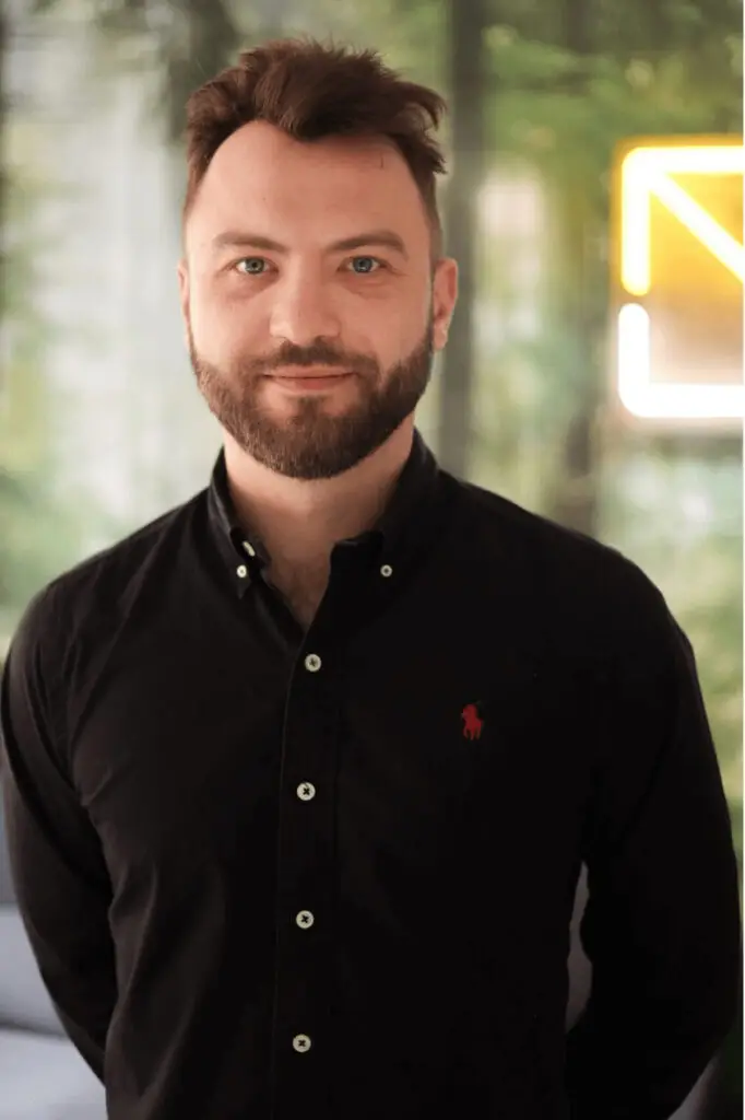 Portret Łukasza Skrobały z SMART Agency na stronie O Nas