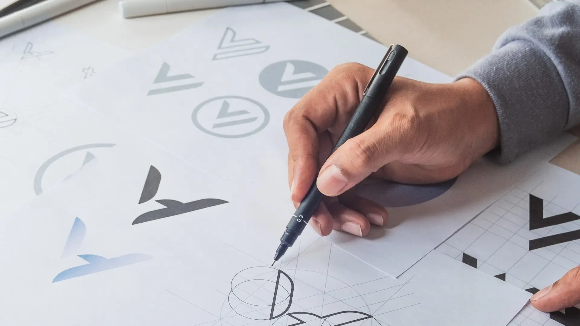 Schemat przedstawiający zasady projektowania profesjonalnego logo na stronie SMART Agency