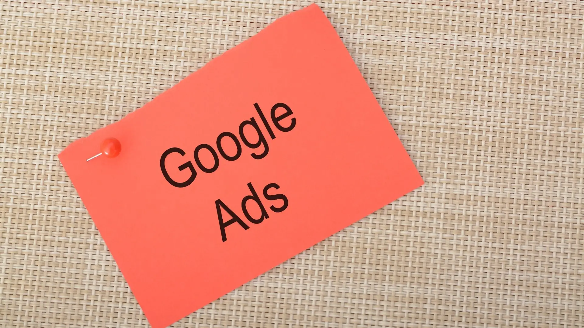 Wprowadzenie Google Analytics to niezastąpione narzędzie dla każdego, kto prowadzi działalność online. Dzięki niemu możemy zbierać i analizować dane dotyczące ruchu na naszej stronie, co pozwala na lepsze zrozumienie zachowań użytkowników i optymalizację działań marketingowych. Dlaczego Google Analytics jest ważne? Google Analytics pozwala nam na śledzenie liczby odwiedzin na naszej stronie, źródeł ruchu, czasu spędzanego na stronie przez użytkowników oraz wielu innych wskaźników, które są kluczowe dla rozwoju naszej strony. Dzięki temu możemy lepiej zrozumieć, jakie treści przyciągają najwięcej użytkowników, skąd pochodzą nasi odwiedzający, i jakie działania marketingowe przynoszą najlepsze rezultaty. Jak wdrożyć Google Analytics? Wdrożenie Google Analytics na stronie internetowej może zająć trochę czasu, ale jest to inwestycja, która z pewnością się opłaci. Proces ten obejmuje utworzenie konta w Google Analytics, zainstalowanie kodu śledzącego na stronie oraz skonfigurowanie ustawień, tak aby dane były zbierane i analizowane w sposób, który najlepiej odpowiada naszym potrzebom. Podsumowanie Google Analytics to potężne narzędzie, które pomaga nam lepiej zrozumieć naszych użytkowników i optymalizować naszą stronę. Jeżeli jeszcze nie korzystasz z Google Analytics, skontaktuj się z nami. Nasz zespół ekspertów pomoże Ci wdrożyć to narzędzie i nauczyć się, jak skutecznie z niego korzystać. 😊 Skorzystaj z darmowej wyceny strony / sklepu internetowego