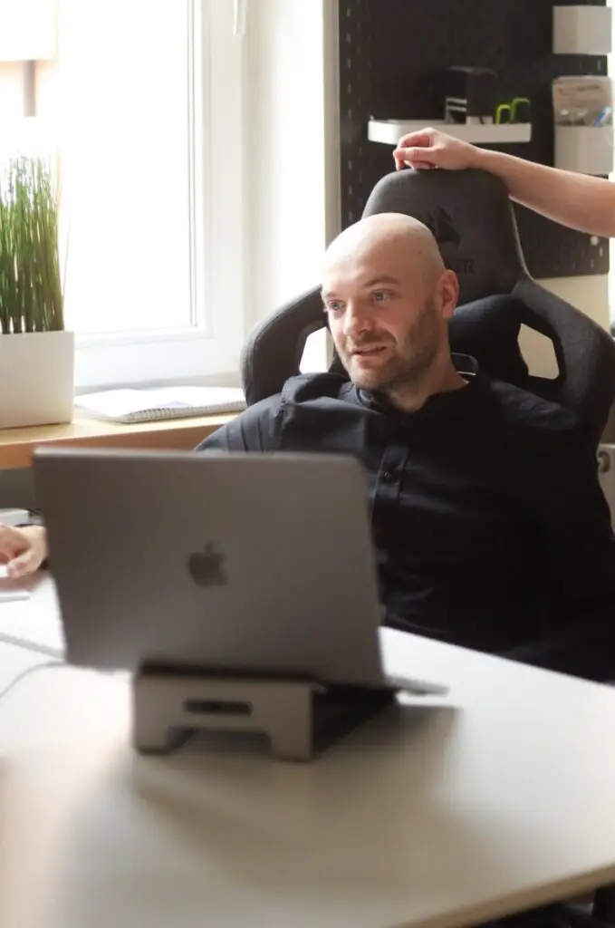 Nowoczesna strona internetowa SMART Agency na ekranie laptopa z elementami marketingu i social media