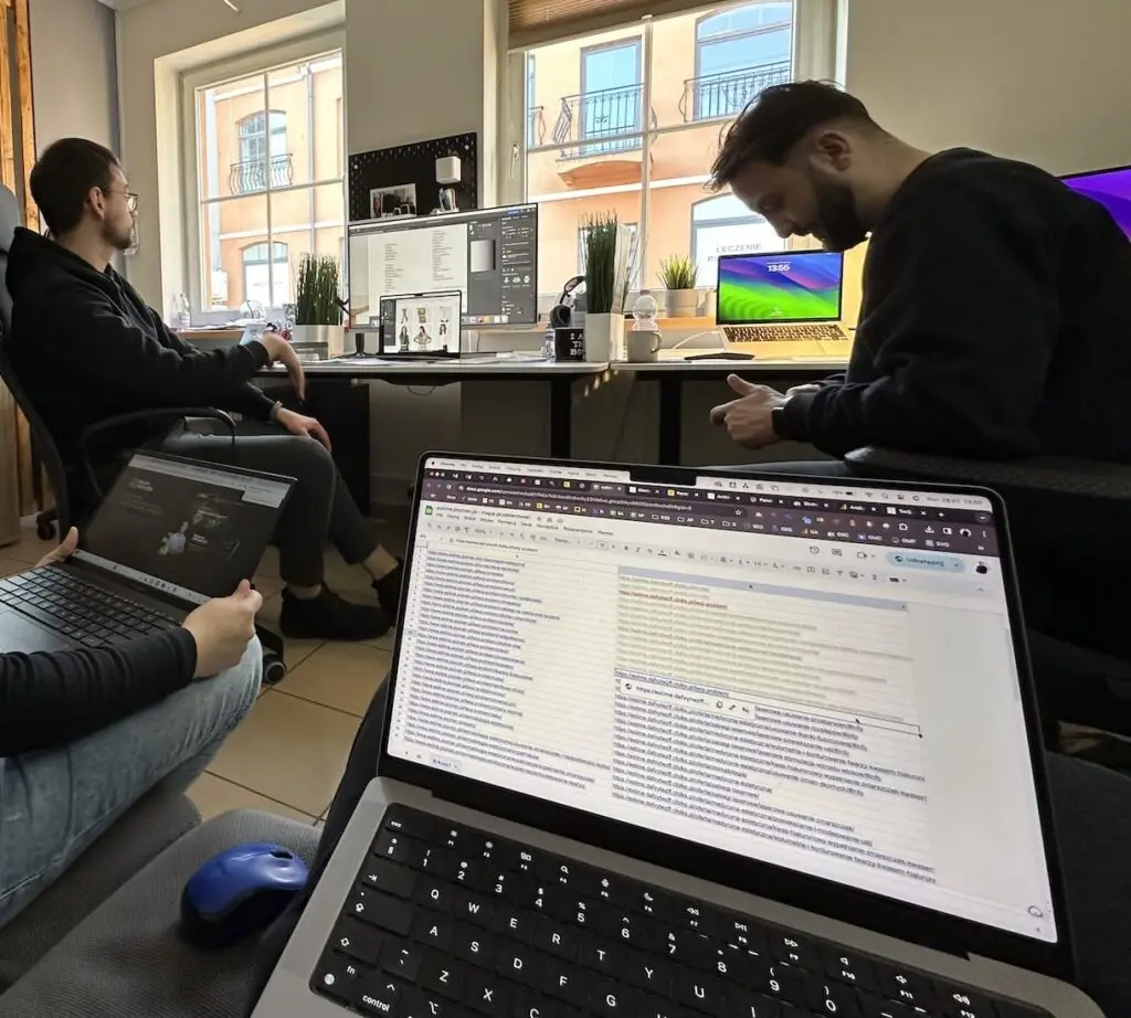 Nowoczesny biurowy open space z komputerami i zespołem pracującym nad projektami marketingowymi SMART Agency