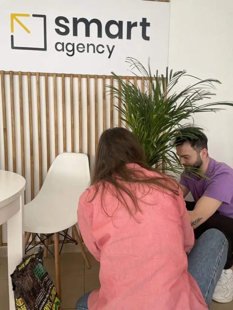 Nowoczesne biuro SMART Agency z zespołem pracującym nad stronami internetowymi i marketingiem