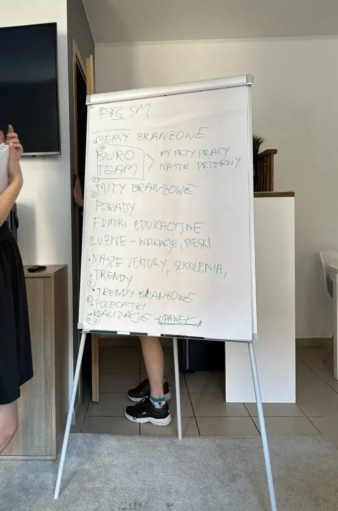 Nowoczesny projekt strony internetowej SMART Agency na ekranie laptopa z elementami marketingu i social media