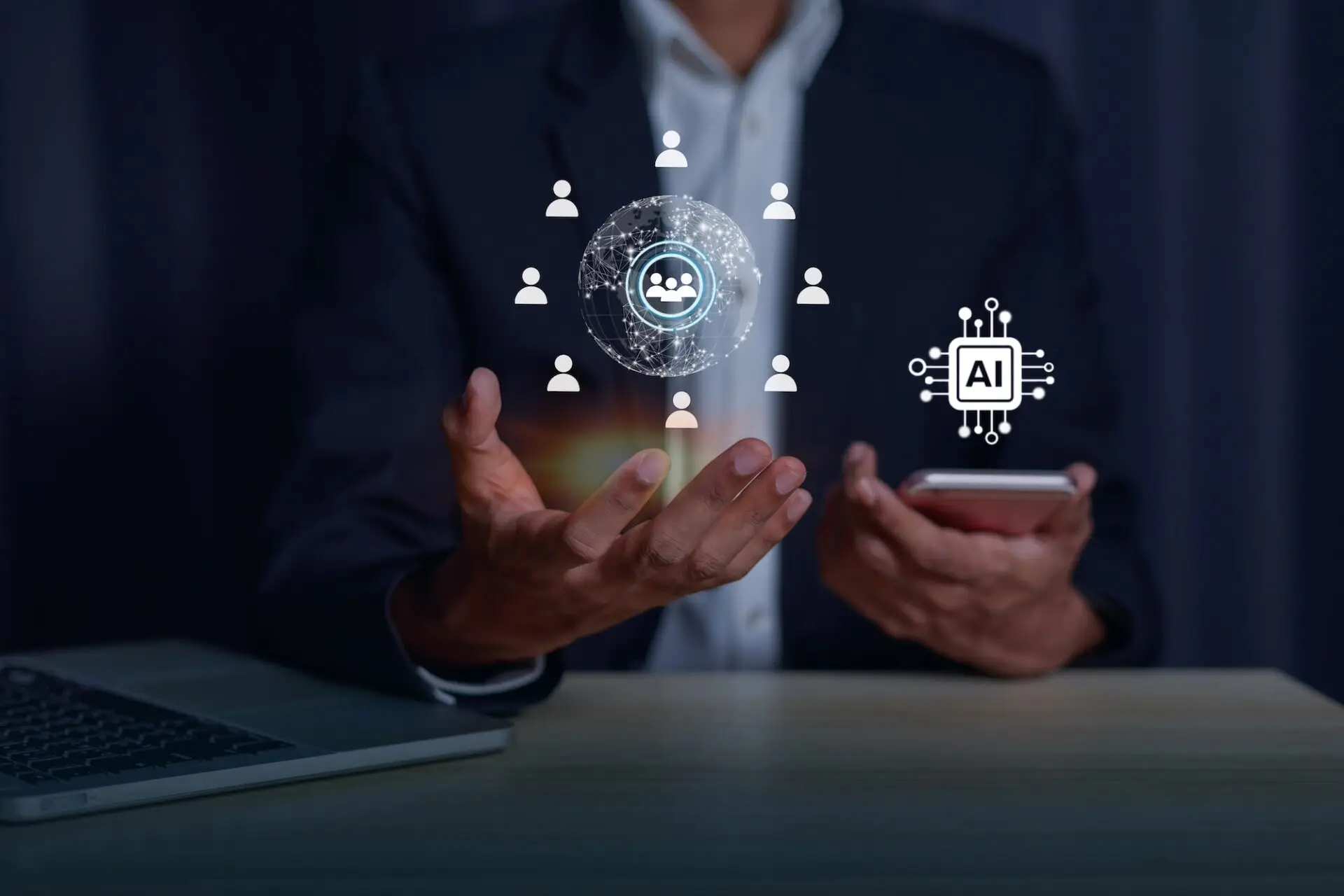 Biznesmen trzymający hologram ikony czatu na smartfonie, symbol sztucznej inteligencji i technologii AI