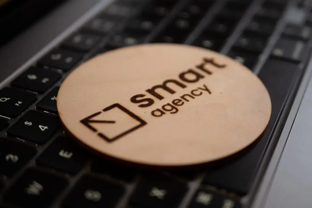 Logo SMART Agency na stronie O Nas, specjalizującej się w stronach i marketingu internetowym