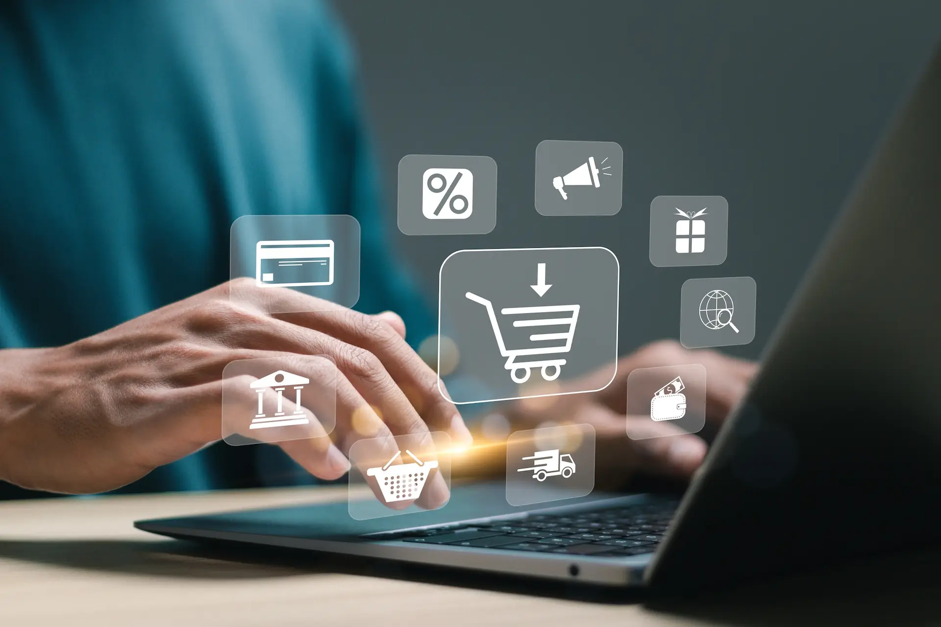 Biznesmen korzystający z laptopa z ikonami zakupów online symbolizującymi e-commerce i sklep internetowy