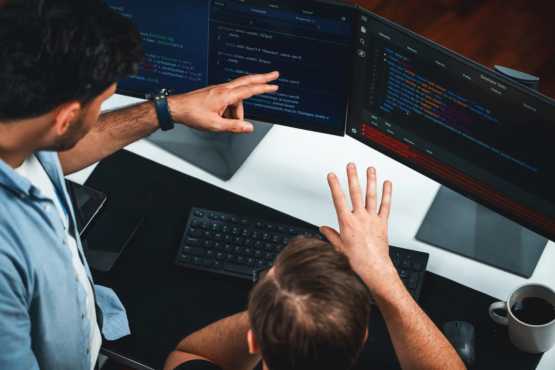 Programiści IT omawiający rozwój oprogramowania na ekranie komputera podczas burzy mózgów