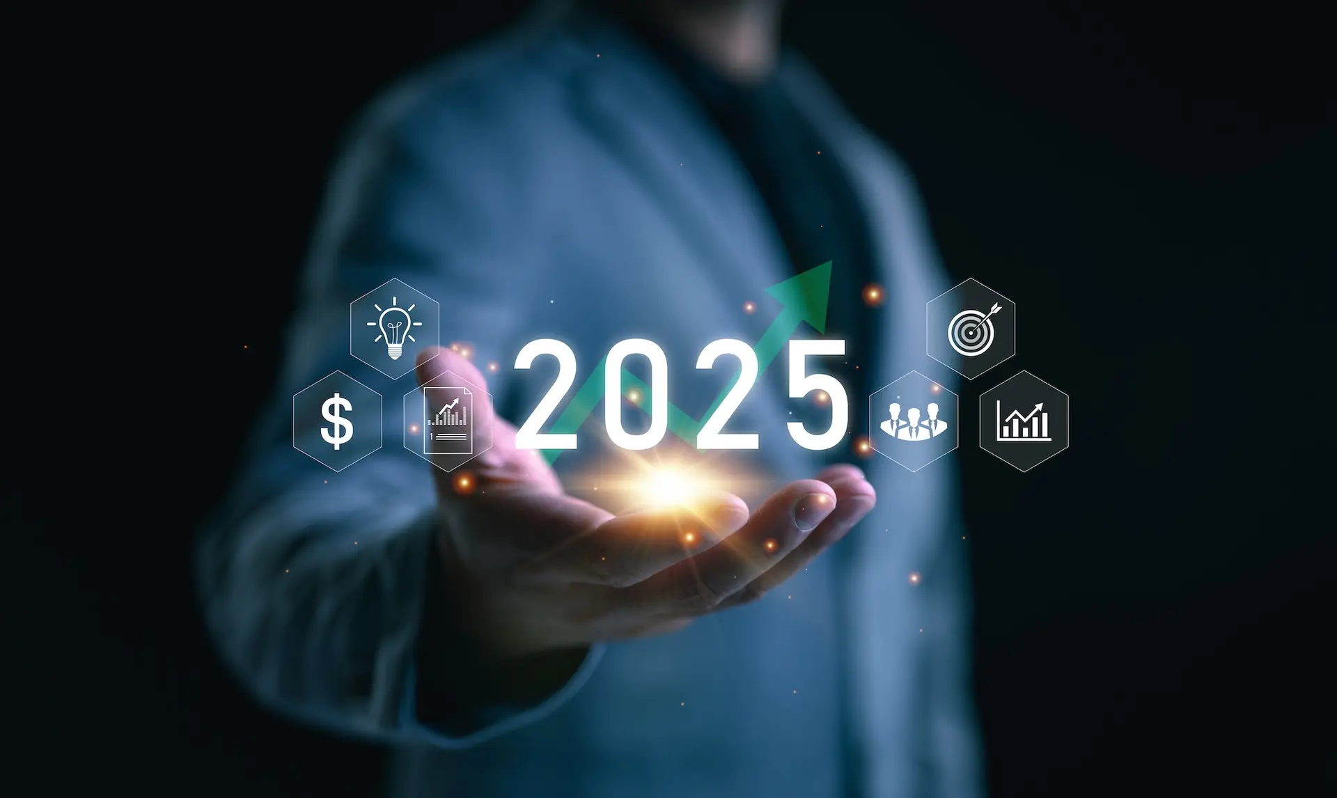 Analityczny biznesmen planujący wzrost firmy w 2025 roku z wykresami i strategią marketingu cyfrowego