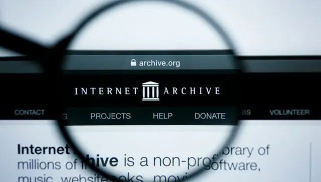 Strona główna archiwum internetowego archive.org wyświetlana na ekranie komputera w Los Angeles