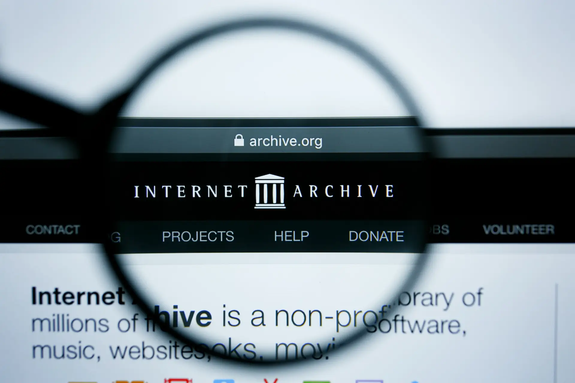 Strona główna archiwum internetowego archive.org wyświetlana na ekranie komputera w Los Angeles