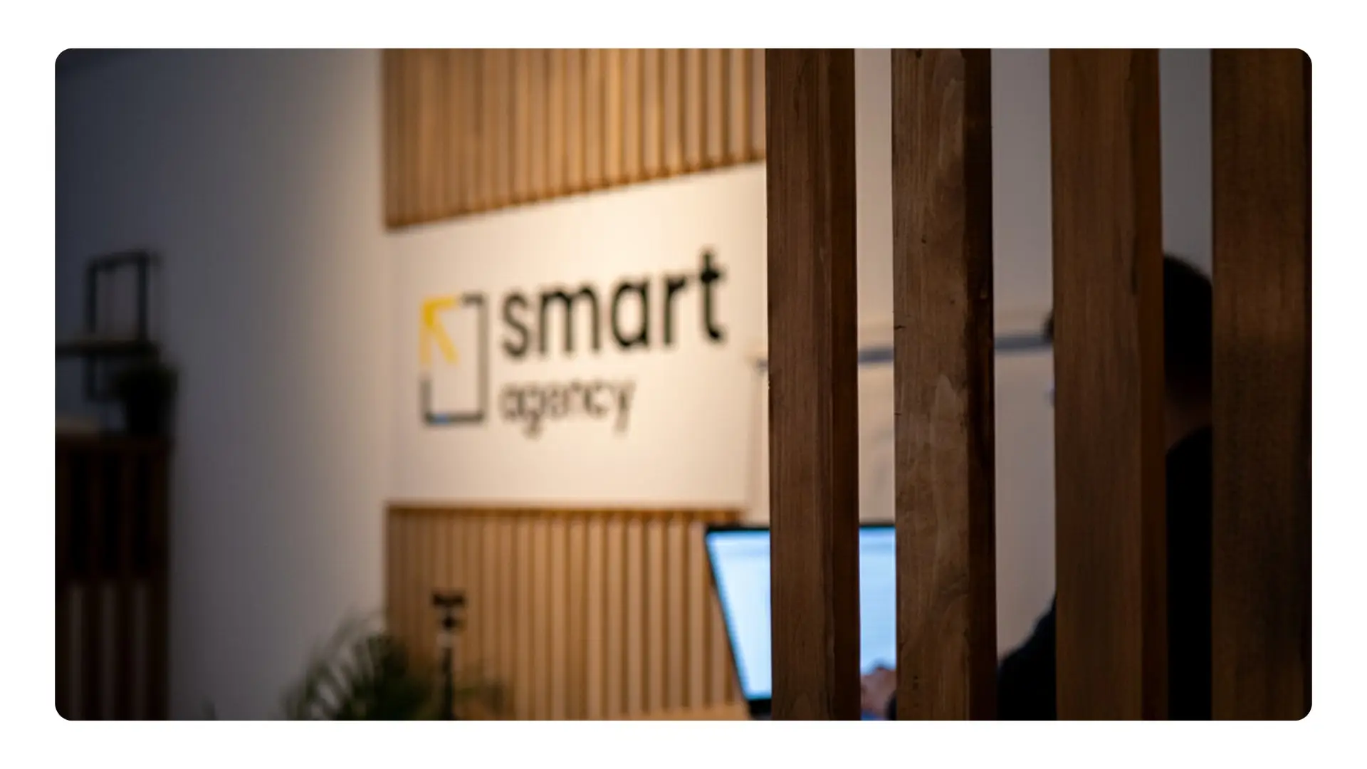 Schemat targetowania reklam na Facebooku z ikonami grup docelowych i narzędzi Meta Ads