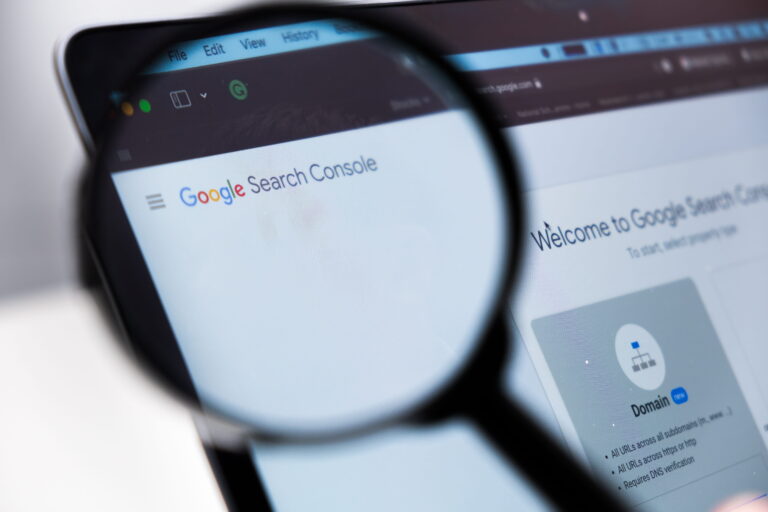 Zrzut ekranu panelu Google Search Console pokazujący dane o widoczności strony internetowej