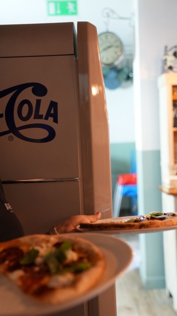 Pizza podawana na sali - zdjęcie do social media
