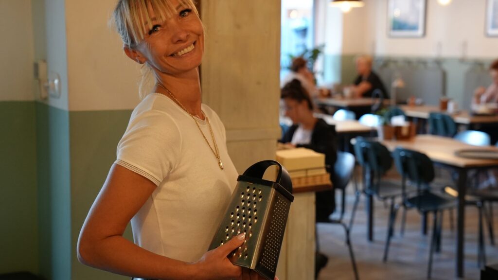 Sesja wizerunkowa: pracowniczka restauracji na sali